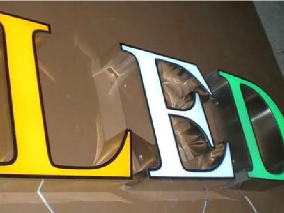 长顺介绍LED招牌的基础知识。